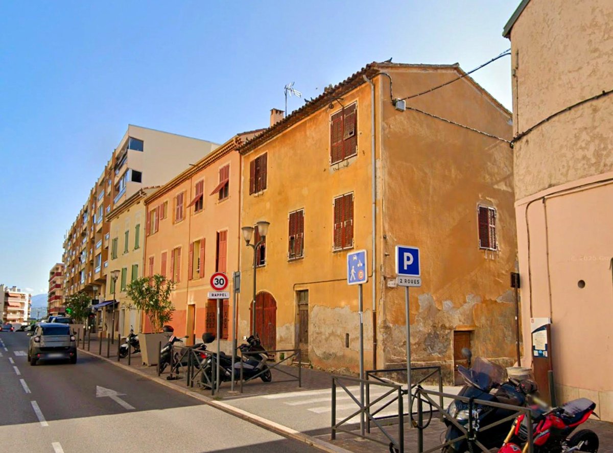 Avant façade rue